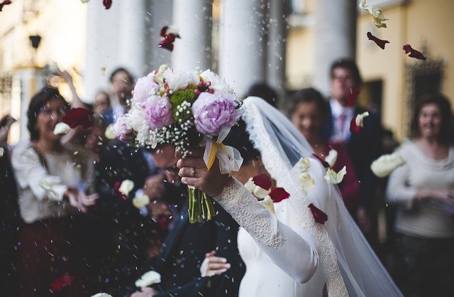 מחינה עד ירח הדבש: מנהגי חתונה בקרב עדות שונות