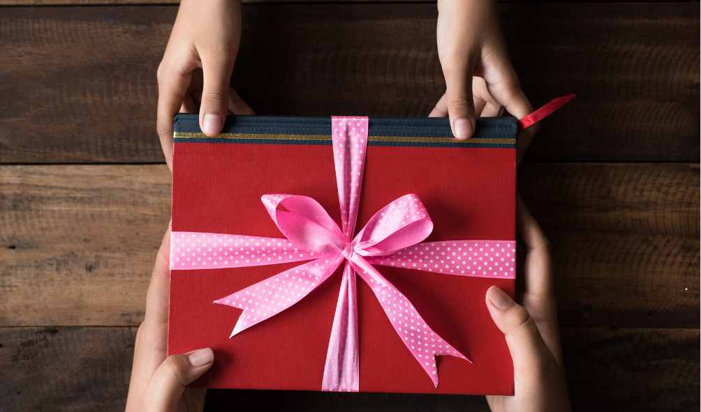 בחירת מתנה לאישה אחרי לידה – מה להביא ליולדת?